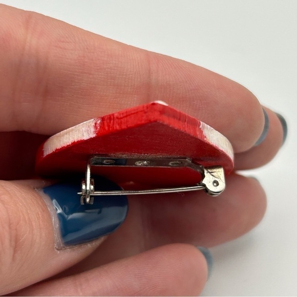 Small Vintage Hand Painted Whimsical Santa Face Beard Brooch Heart Shaped - Picture 3 of 5